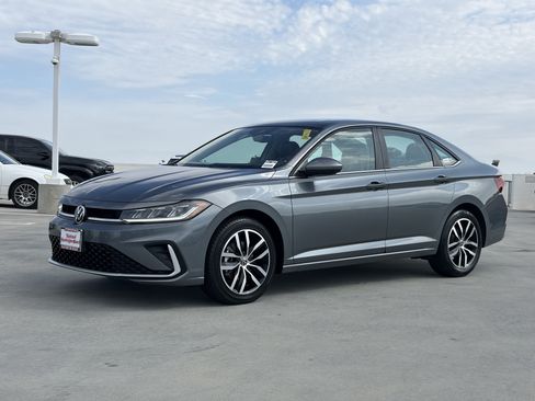 Used 2025 Volkswagen Jetta SE FWD image 6