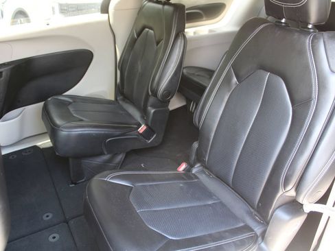 Used 2023 Chrysler Pacifica Touring-L FWD image 7