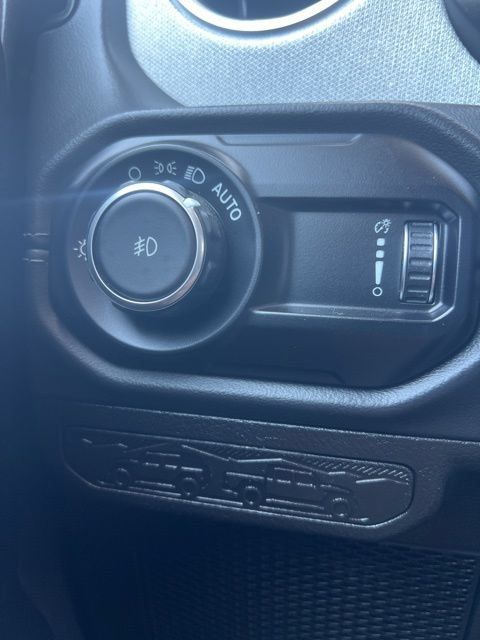 Used 2025 Jeep Wrangler Unlimited Sahara AWD/4WD image 21