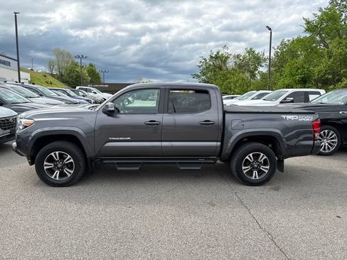 Used 2017 Toyota Tacoma TRD Sport AWD/4WD image 2