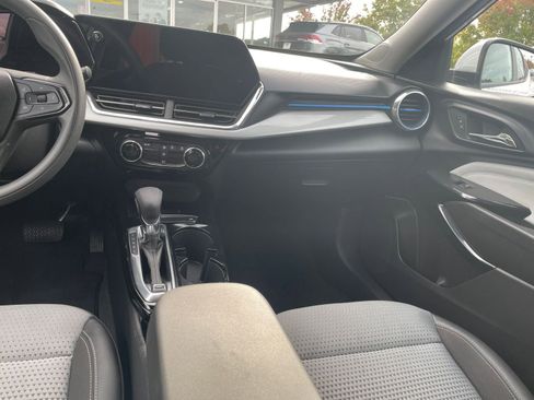 Used 2025 Chevrolet Trax LT image 33