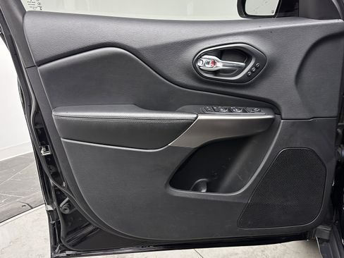 Used 2019 Jeep Cherokee Limited image 10