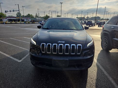 Used 2017 Jeep Cherokee Sport AWD/4WD image 2