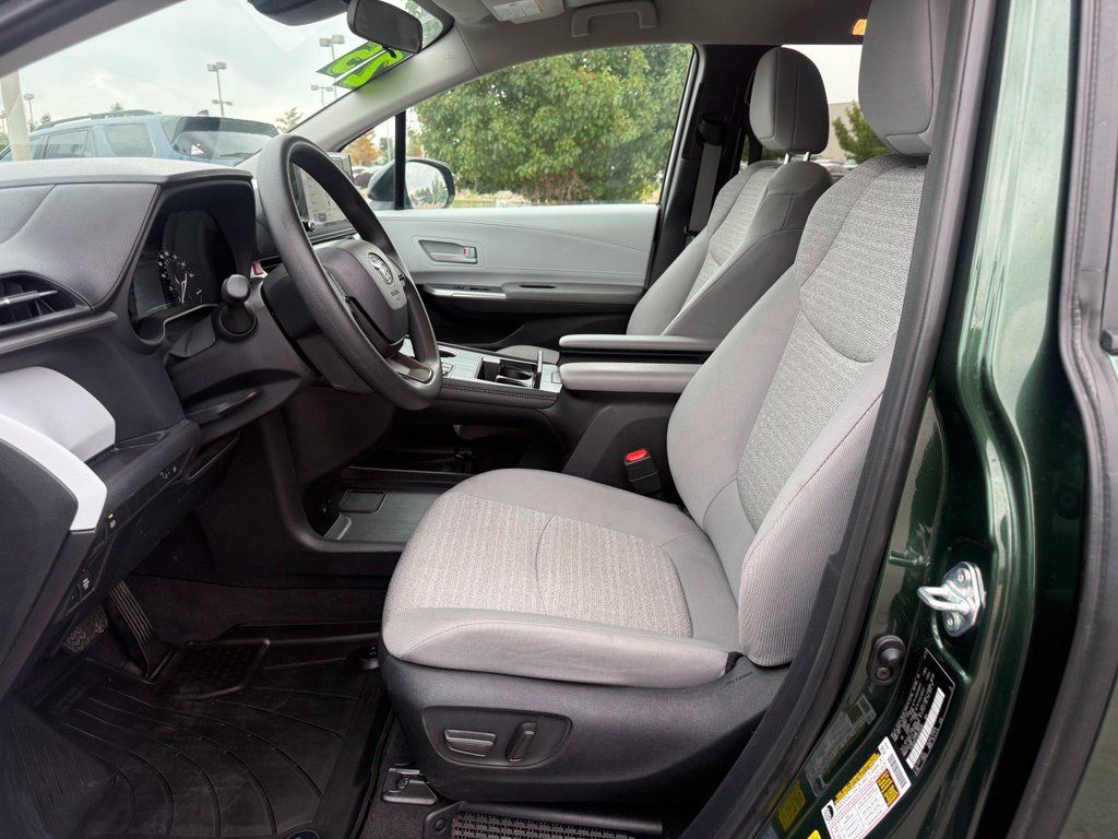Used 2025 Toyota Sienna LE AWD/4WD image 13