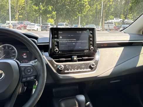 Used 2022 Toyota Corolla LE FWD image 29