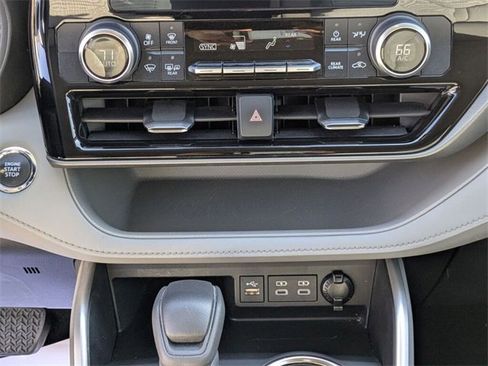 Used 2023 Toyota Highlander LE image 16