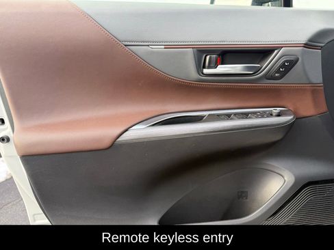 Used 2022 Toyota Venza Limited w/ Advanced Technology Package image 5