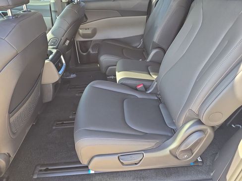 New 2026 Kia Carnival EX FWD image 16