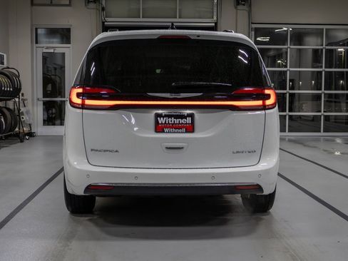 Used 2023 Chrysler Pacifica Limited image 8