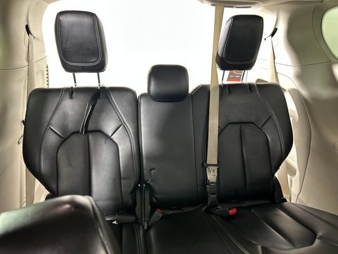 Used 2023 Chrysler Pacifica Touring-L FWD image 16