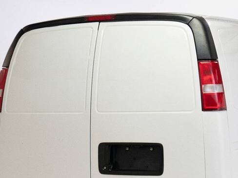 Used 2018 Chevrolet Express 3500 Extended w/ Driver Convenience Package RWD image 12