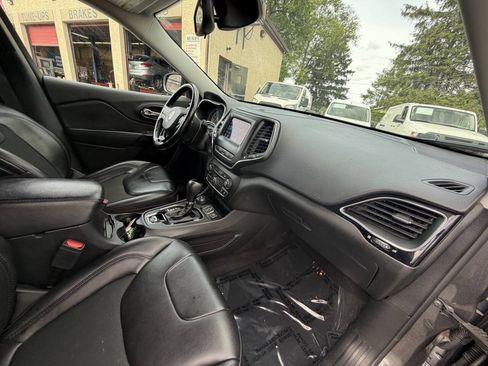 Used 2021 Jeep Cherokee Latitude Plus AWD/4WD image 31