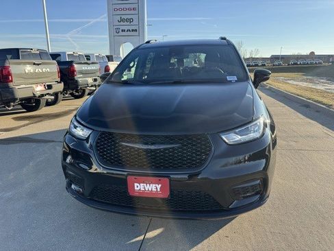 New 2026 Chrysler Pacifica Select image 2