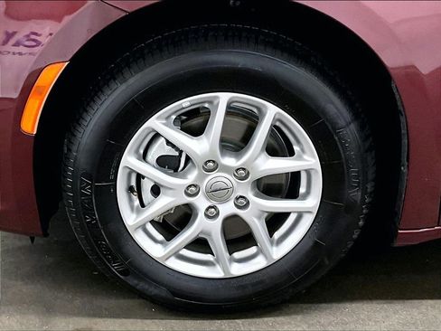 Used 2023 Chrysler Pacifica Touring-L FWD image 7