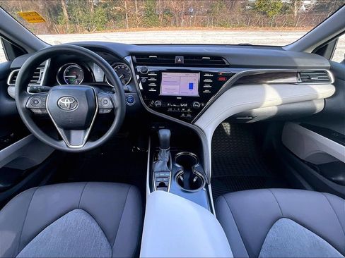 Used 2020 Toyota Camry LE image 9