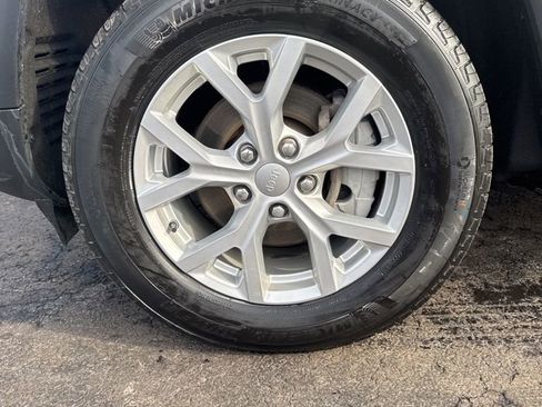 Used 2023 Jeep Grand Cherokee Limited image 16