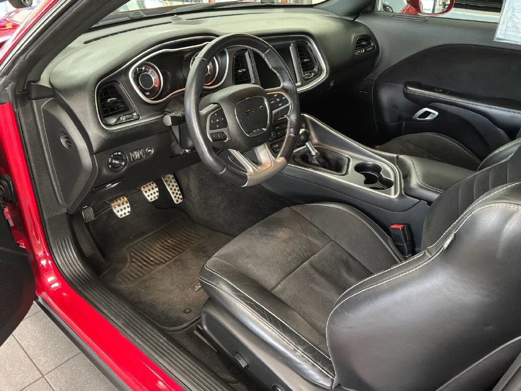 Used 2015 Dodge Challenger SRT RWD image 15