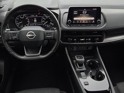 Used 2025 Nissan Rogue SV FWD image 10