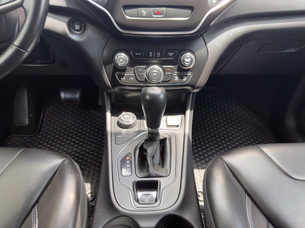 Used 2019 Jeep Cherokee Latitude Plus AWD/4WD image 10