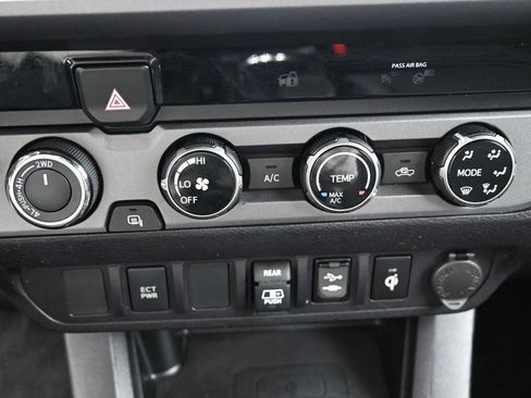 Used 2018 Toyota Tacoma TRD Sport image 21