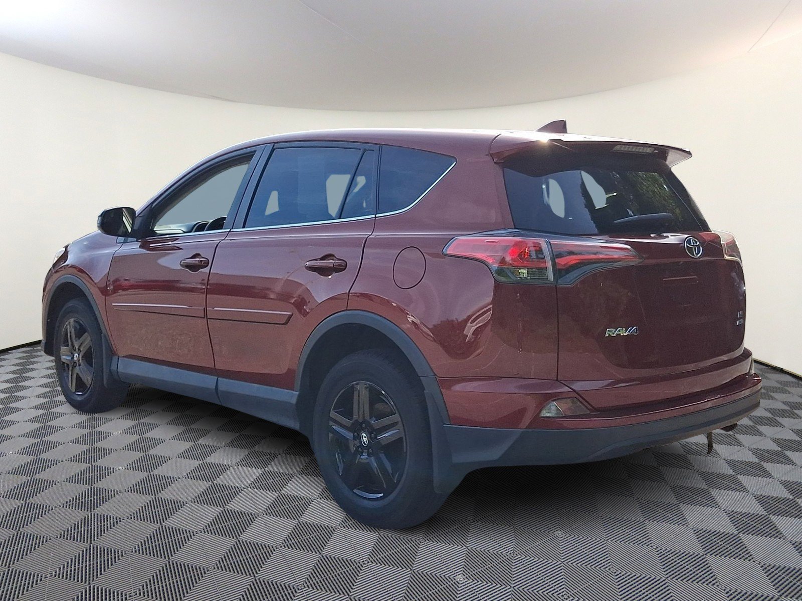Used 2018 Toyota RAV4 LE w/ All Weather Liner Package AWD/4WD image 4