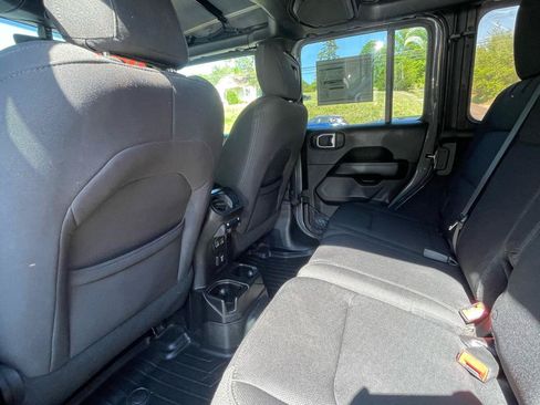 Used 2018 Jeep Wrangler Unlimited Sahara AWD/4WD image 21