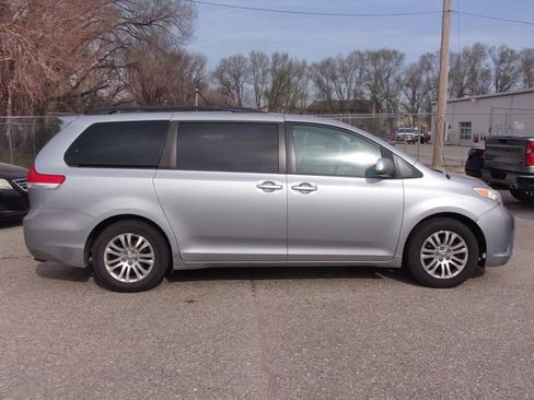 Used 2014 Toyota Sienna XLE image 8