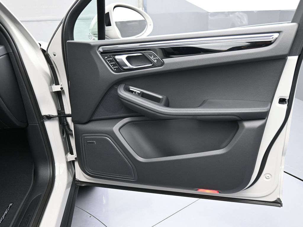 Certified 2026 Porsche Macan AWD/4WD image 29