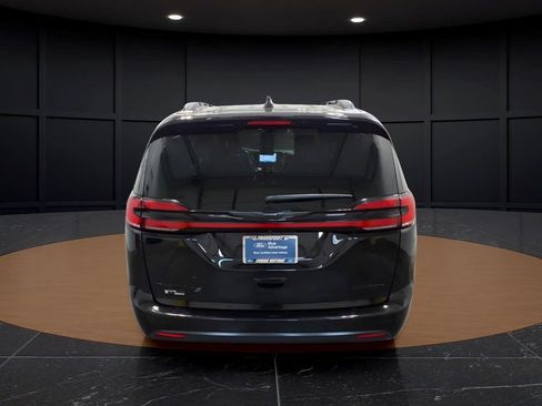 Used 2025 Chrysler Pacifica Limited FWD image 5