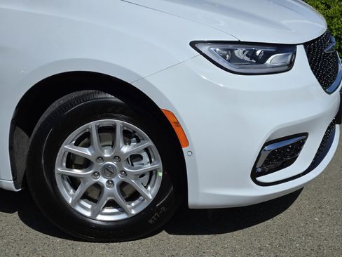 New 2025 Chrysler Pacifica Select w/ Uconnect Theater Family Group image 3