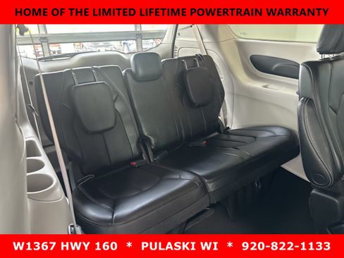 Used 2023 Chrysler Pacifica Touring-L FWD image 6
