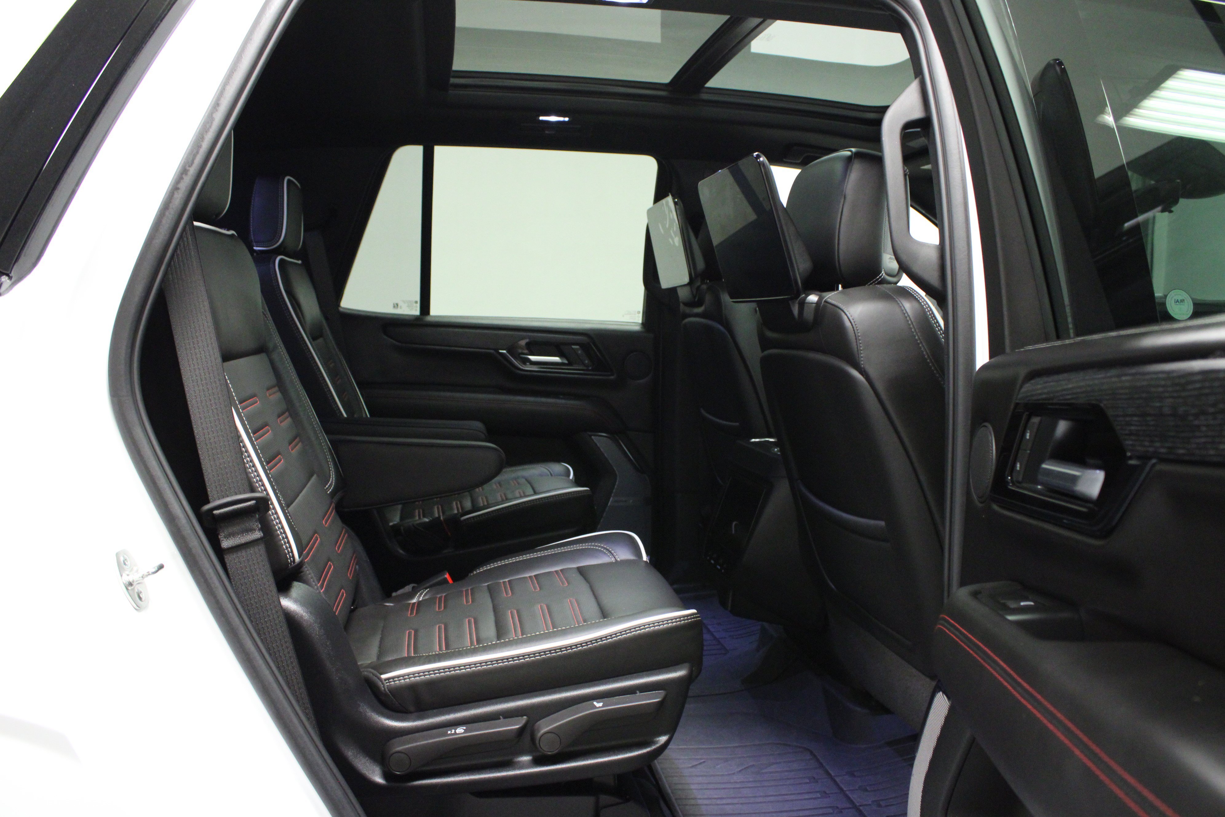 Used 2025 GMC Yukon AT4 Ultimate w/ LPO, Floor Liner Package AWD/4WD image 17