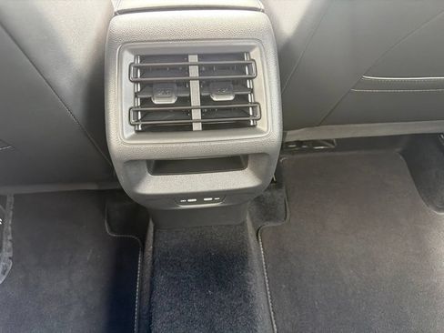 Used 2025 Volkswagen Tiguan SE AWD/4WD image 22