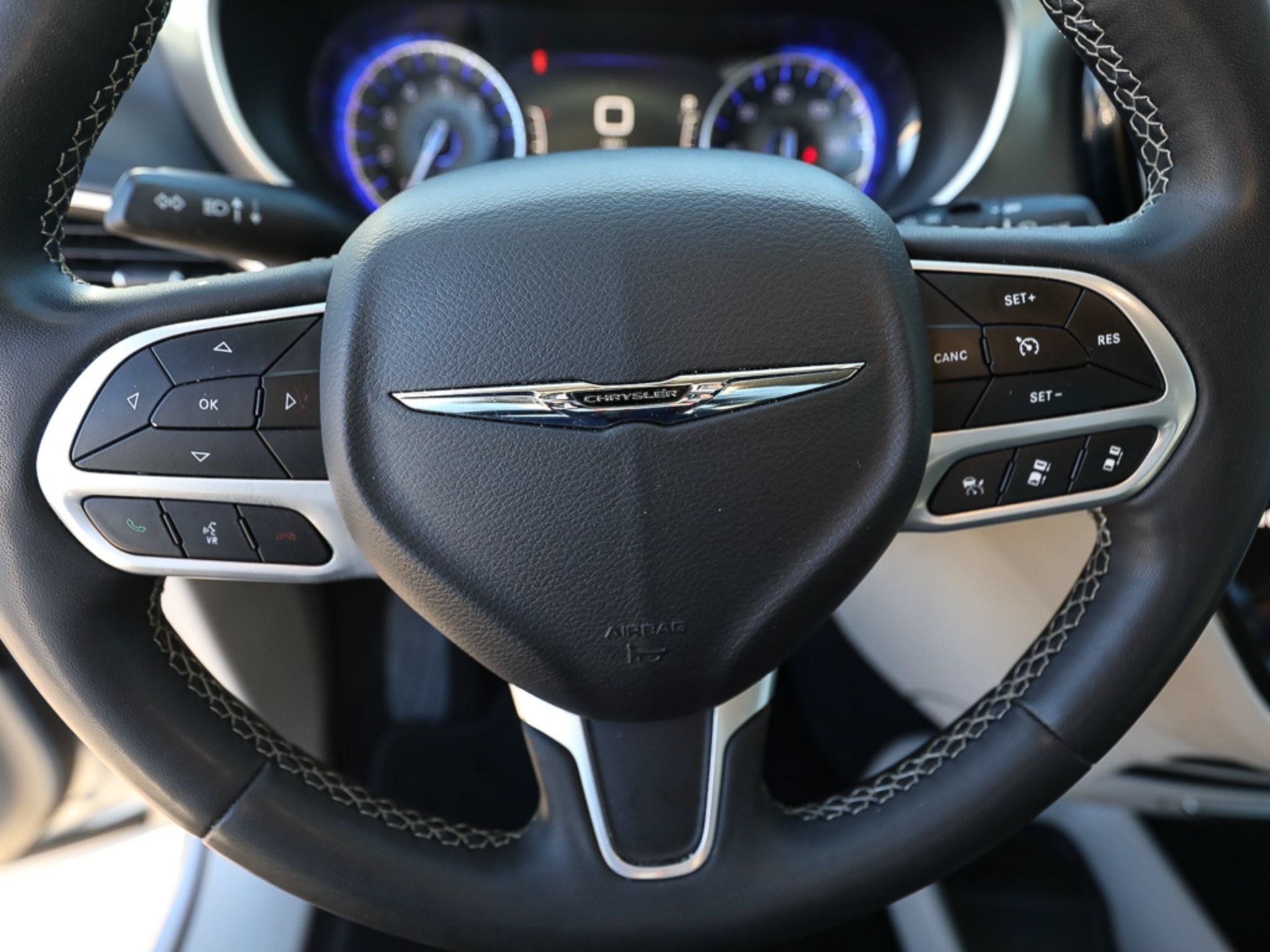 Used 2023 Chrysler Pacifica Touring-L FWD image 15
