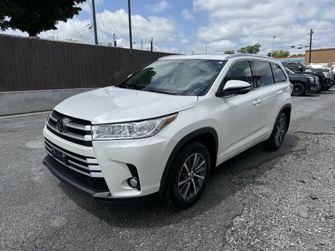 Used 2017 Toyota Highlander XLE w/ Carpet Mat Package AWD/4WD image 24