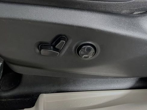 Used 2024 Chrysler Pacifica Touring-L image 13