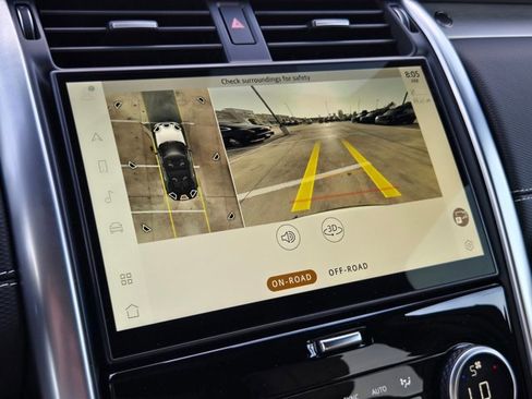 Used 2024 Land Rover Discovery Dynamic SE image 14