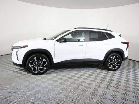 Used 2024 Chevrolet Trax RS FWD image 2