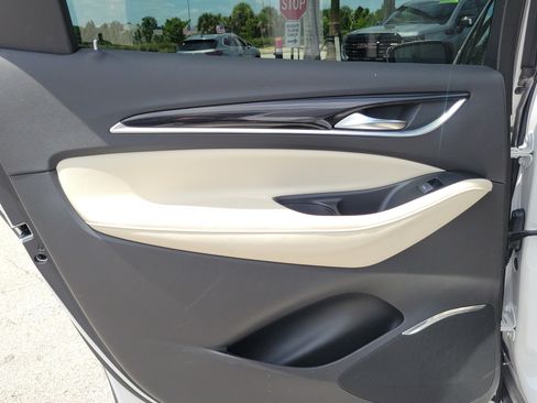 Used 2022 Buick Enclave Essence FWD image 27