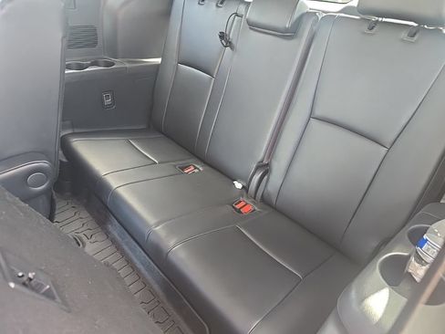 Used 2024 Toyota Highlander XLE FWD image 11