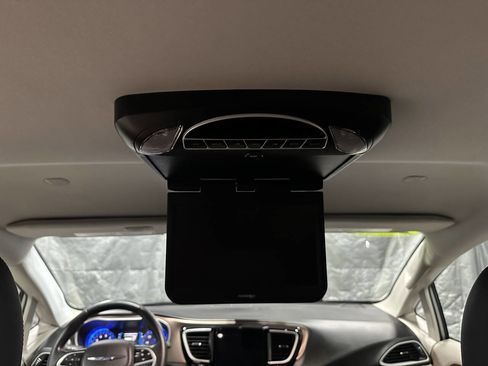 Used 2017 Chrysler Pacifica Touring-L image 14