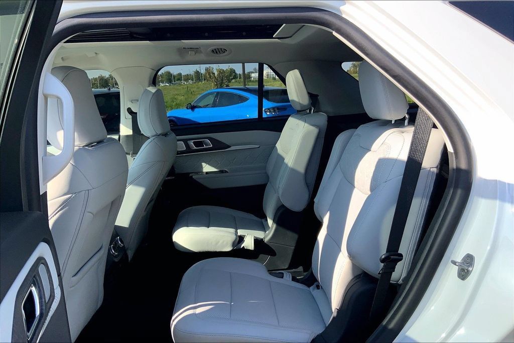 Used 2025 Ford Explorer Platinum w/ Ultimate Package AWD/4WD image 11