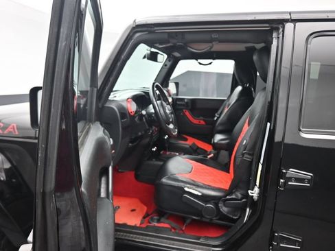 Used 2017 Jeep Wrangler Unlimited Sahara w/ Connectivity Group AWD/4WD image 11