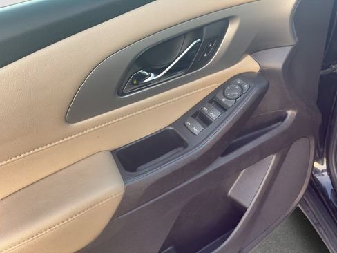Used 2022 Chevrolet Traverse LS FWD image 17