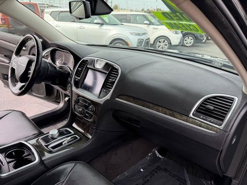 Used 2019 Chrysler 300 Limited RWD image 24