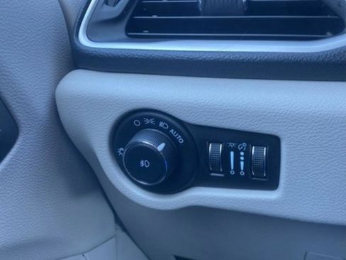 Used 2023 Chrysler Pacifica Touring-L image 16