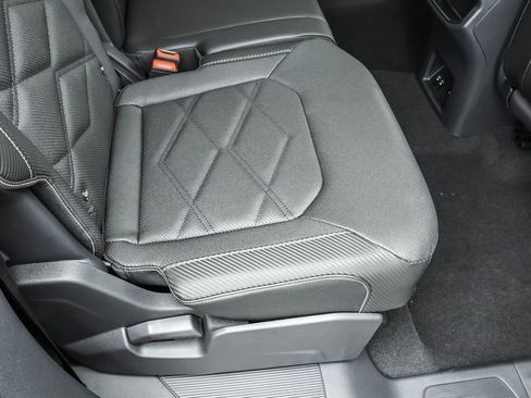 Used 2025 Volkswagen Atlas Cross Sport SE image 31