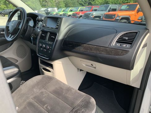 Used 2019 Dodge Grand Caravan SE w/ UConnect Hands-Free Group FWD image 46