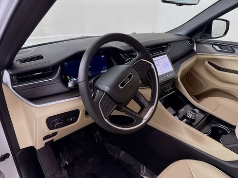 New 2025 Jeep Grand Cherokee L Limited w/ Luxury Tech Group II image 9