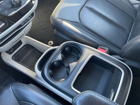 Used 2023 Chrysler Pacifica Touring-L image 44